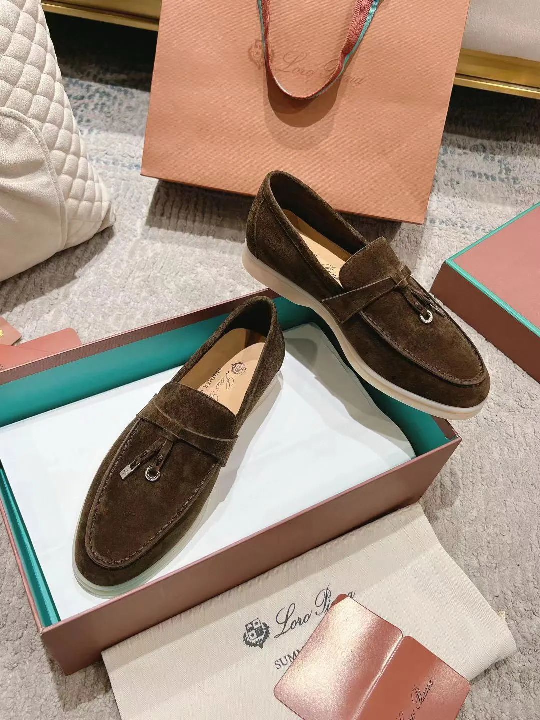 Factory price: 520💰4050 new color. Original purchase, 1⃣️: 1⃣️ folded and developed, Loro Piana professional model to try on feet, quality purchase level, flash sale of common products on the market, welcome to compare, original packaging. Fabric: Imported from Italy🐑High mercerized shearling, Lining: Hand-sewn mark thread in water-dyed cowhide imported from Italy🧵, high-end and elegant. Comfortable on the feet. Size: Women's 35-42 (41, 42) customized, non-returnable, men's 38-45 (46, 47, 48) customized, non-refundable. Fashionable boutiques that you can’t miss, a must-have item